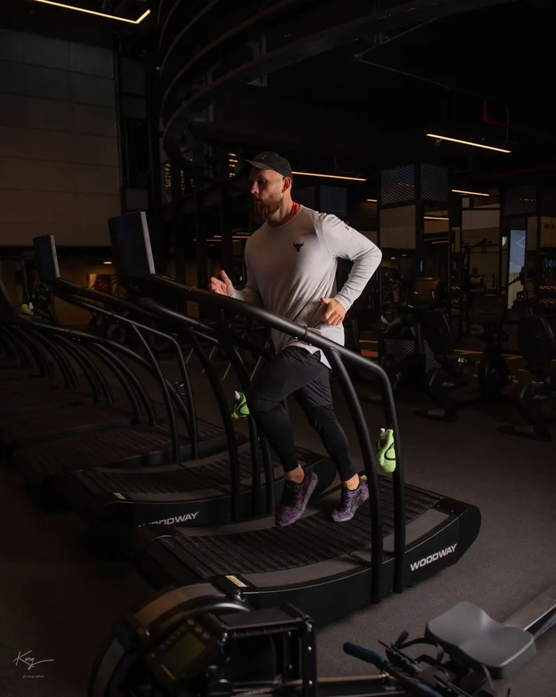 Curved treadmill sprint session